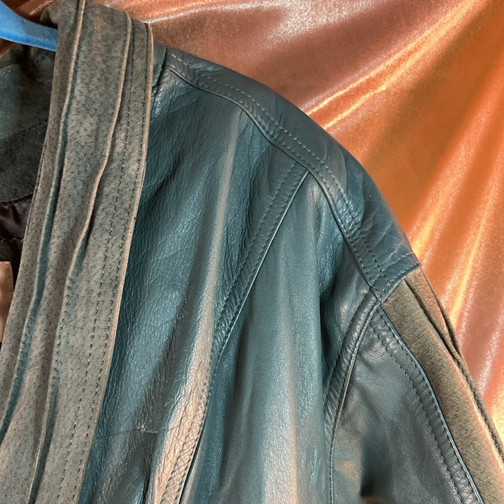 Vintage 80’s teal leather skirt suit. Classic hug shoulders waist detail size M - Picture 4 of 9